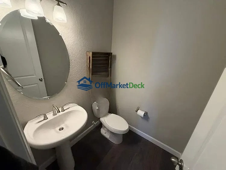 Off-market house in Littleton, Colorado — 5 beds, 4 baths, $676,000 — photo 7 of 8