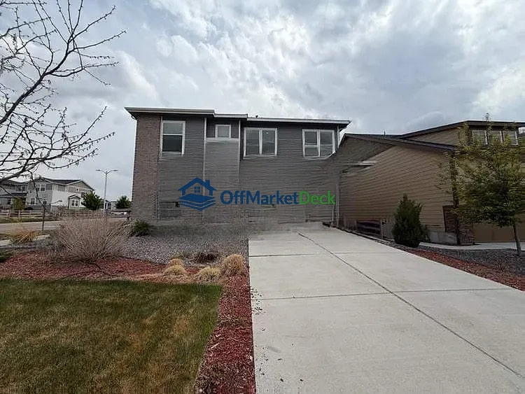 Off-market house in Littleton, Colorado — 5 beds, 4 baths, $676,000 — photo 2 of 8