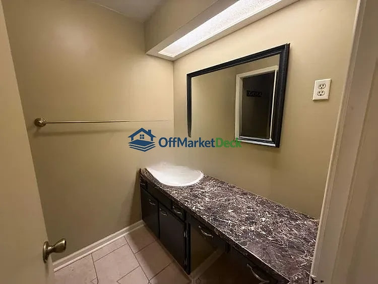 Off-market house in Brownsburg, Indiana — 3 beds, 2 baths, $215,000 — photo 5 of 8