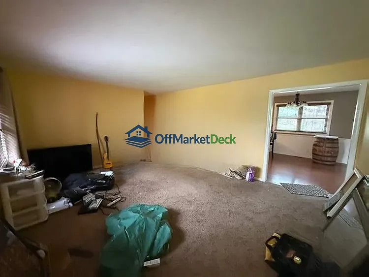Off-market house in Brownsburg, Indiana — 3 beds, 2 baths, $215,000 — photo 4 of 8