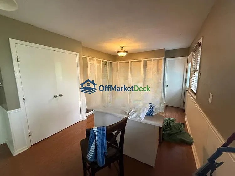 Off-market house in Brownsburg, Indiana — 3 beds, 2 baths, $215,000 - Blurred background Image