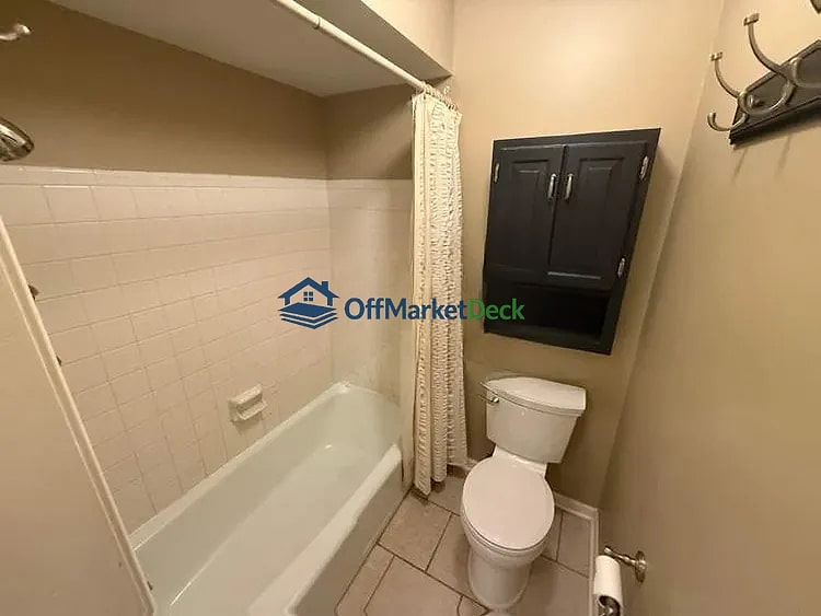 Off-market house in Brownsburg, Indiana — 3 beds, 2 baths, $215,000 — photo 6 of 8