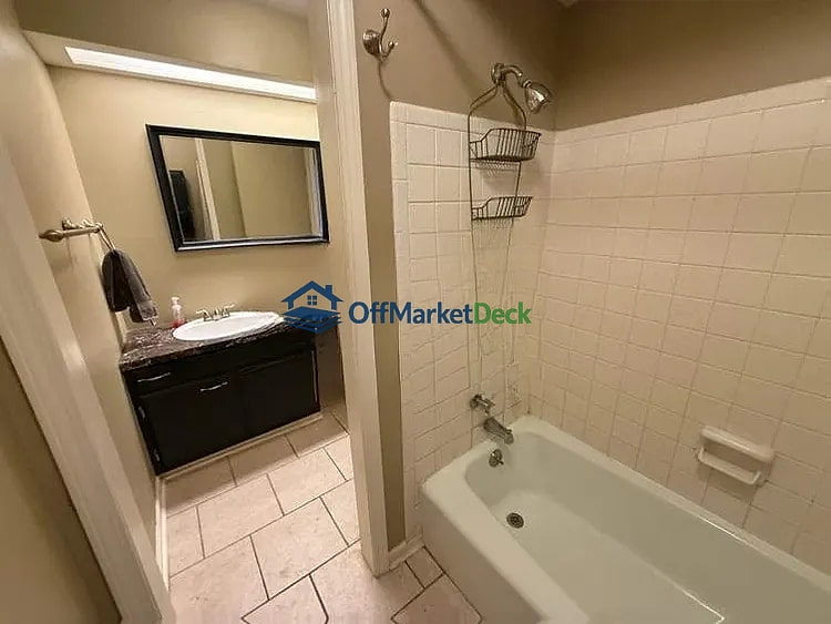 Off-market house in Brownsburg, Indiana — 3 beds, 2 baths, $215,000 — photo 7 of 8