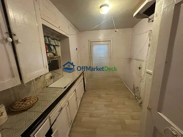 Off-market house in Dallas, Texas — 2 beds, 1 bath, $180,000 — photo 7 of 8