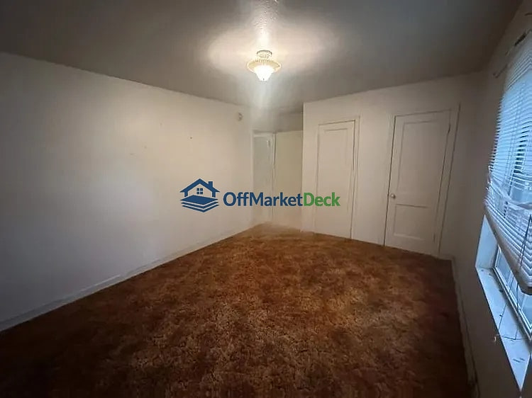 Off-market house in Dallas, Texas — 2 beds, 1 bath, $180,000 — photo 6 of 8