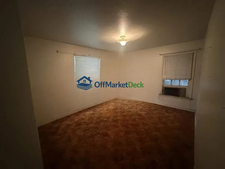 Off-market house in Dallas, Texas — 2 beds, 1 bath, $180,000 — photo 5 of 8