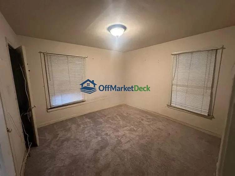 Off-market house in Dallas, Texas — 2 beds, 1 bath, $180,000 — photo 4 of 8