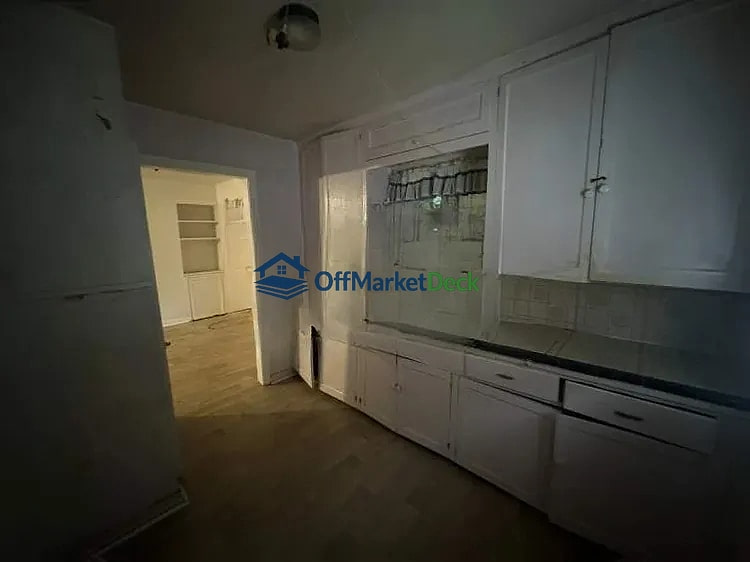 Off-market house in Dallas, Texas — 2 beds, 1 bath, $180,000 — photo 2 of 8
