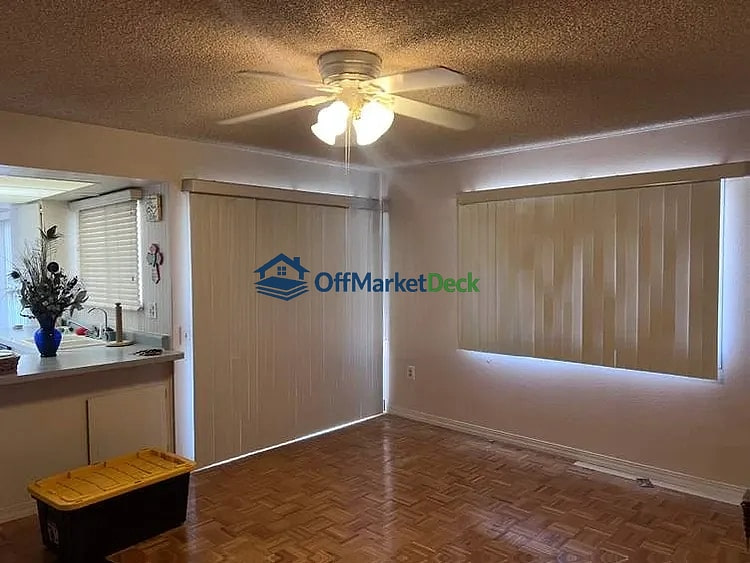 Off-market house in Sun City, Arizona — 2 beds, 1.5 baths, $209,999 — photo 5 of 8