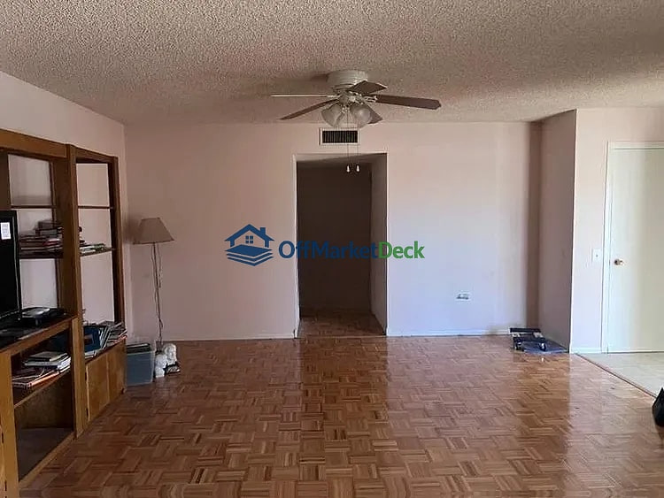 Off-market house in Sun City, Arizona — 2 beds, 1.5 baths, $209,999 — photo 2 of 8