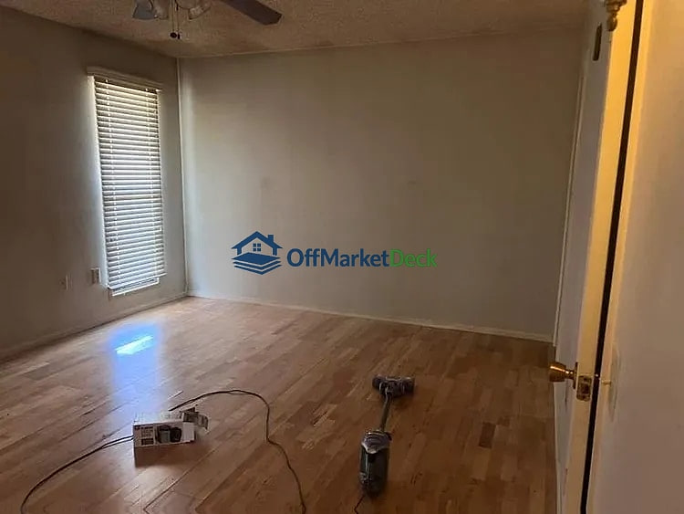 Off-market house in Sun City, Arizona — 2 beds, 1.5 baths, $209,999 — photo 7 of 8