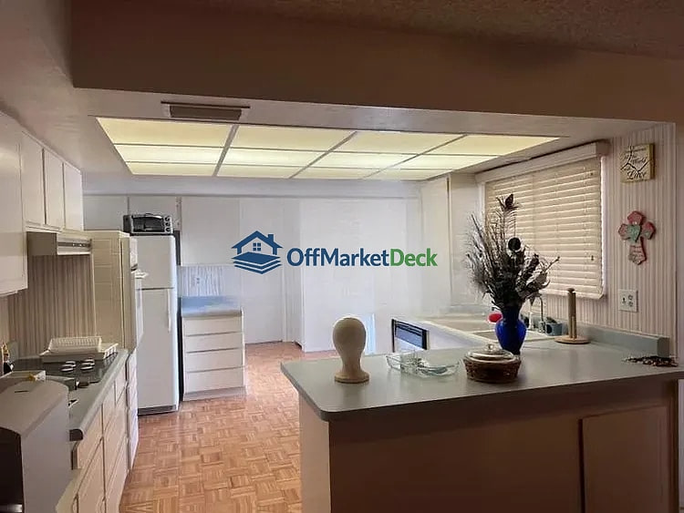Off-market house in Sun City, Arizona — 2 beds, 1.5 baths, $209,999 — photo 4 of 8