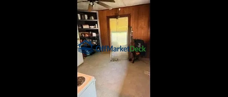 Off-market house in Clarksville, Tennessee — 2 beds, 1 bath, $90,000 — photo 3 of 8