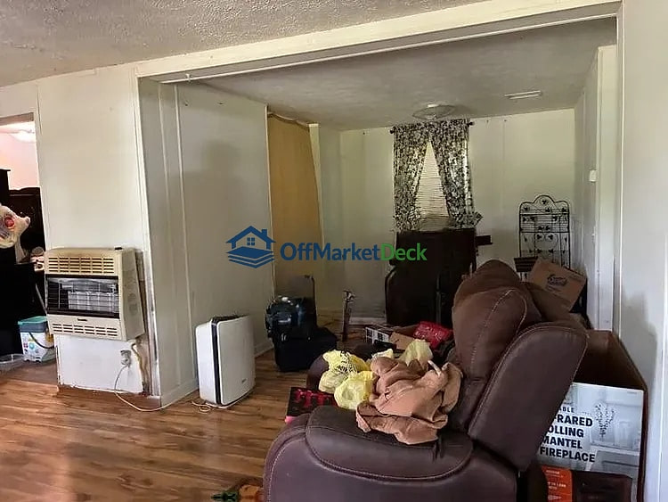 Off-market house in Petersburg, Tennessee — 3 beds, 2 baths, $62,500 — photo 3 of 8