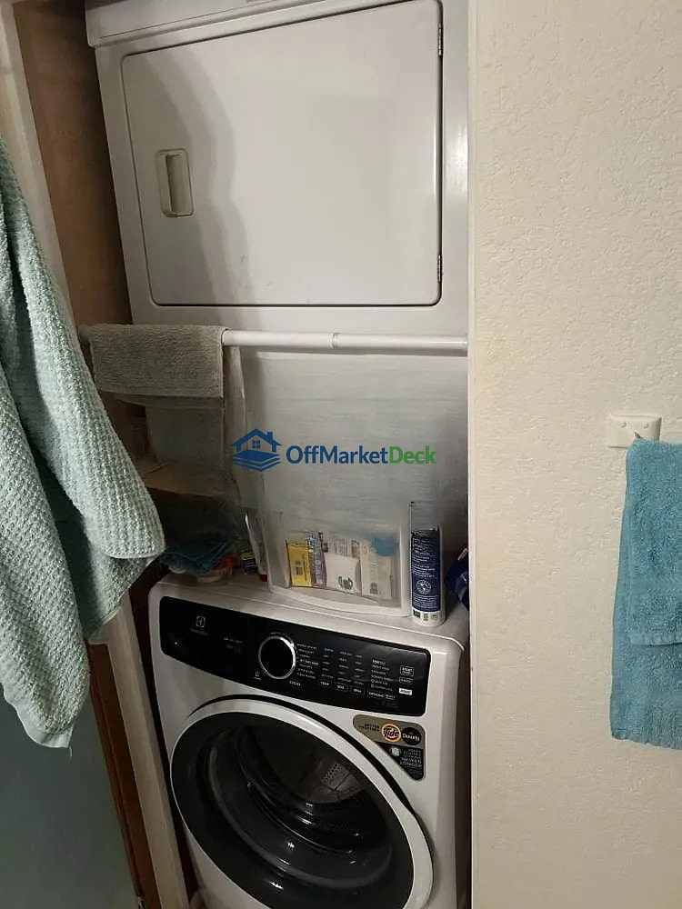 Off-market house in Mesa, Arizona — 1 bed, 1 bath, $175,000 — photo 8 of 8