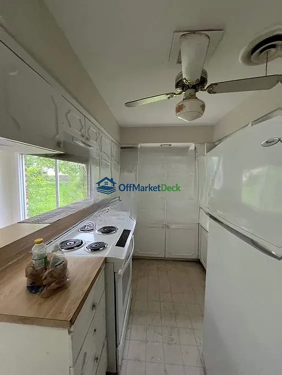 Off-market house in Keene, Texas — 3 beds, 1.5 baths, $165,000 — photo 6 of 8