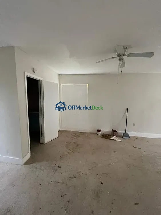 Off-market house in Keene, Texas — 3 beds, 1.5 baths, $165,000 — photo 5 of 8