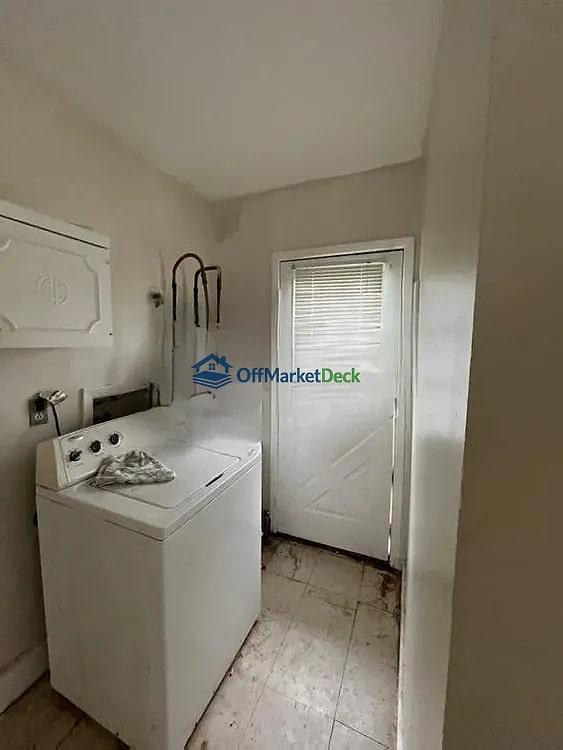 Off-market house in Keene, Texas — 3 beds, 1.5 baths, $165,000 — photo 3 of 8