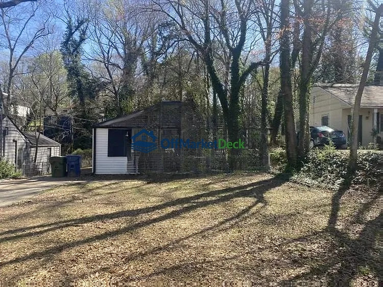 Off-market house in Atlanta, Georgia — 2 beds, 1 bath, $185,000 - Blurred background Image