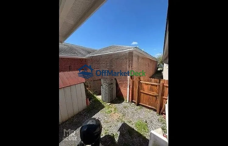 Off-market house in Galveston, Texas — 2 beds, 1 bath, $149,000 — photo 6 of 8