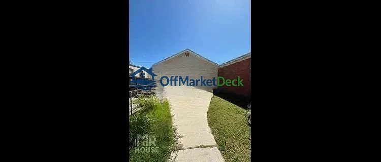 Off-market house in Galveston, Texas — 2 beds, 1 bath, $149,000 — photo 4 of 8