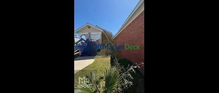 Off-market house in Galveston, Texas — 2 beds, 1 bath, $149,000 — photo 7 of 8