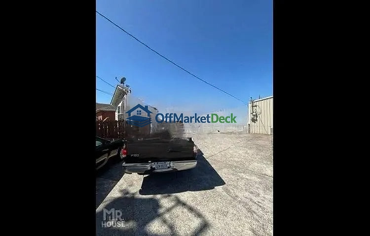 Off-market house in Galveston, Texas — 2 beds, 1 bath, $149,000 — photo 2 of 8