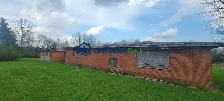 Off-market house in Rochester, Indiana — 5 beds, 1 bath, $56,200 — photo 2 of 8