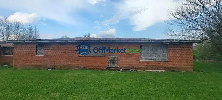 Off-market house in Rochester, Indiana — 5 beds, 1 bath, $56,200 - Blurred background Image