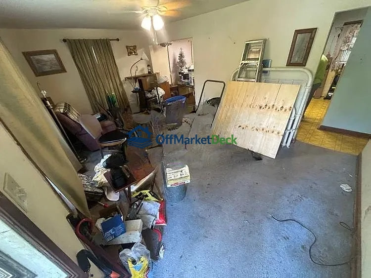 Off-market house in St. Louis, Missouri — 3 beds, 1 bath, $68,000 - Blurred background Image