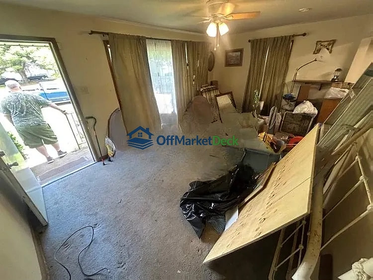 Off-market house in St. Louis, Missouri — 3 beds, 1 bath, $68,000 — photo 2 of 8