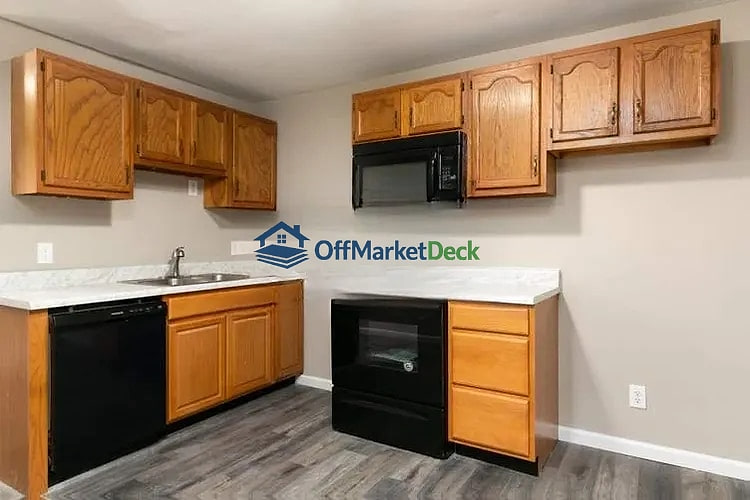 Off-market house in Troy, Missouri — 2 beds, 1 bath, $1,150,000 — photo 3 of 8