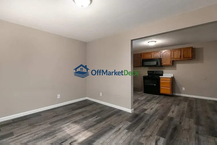 Off-market house in Troy, Missouri — 2 beds, 1 bath, $1,150,000 — photo 5 of 8