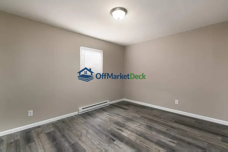 Off-market house in Troy, Missouri — 2 beds, 1 bath, $1,150,000 — photo 4 of 8