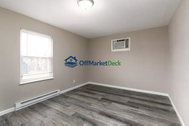 Off-market house in Troy, Missouri — 2 beds, 1 bath, $1,150,000 — photo 6 of 8