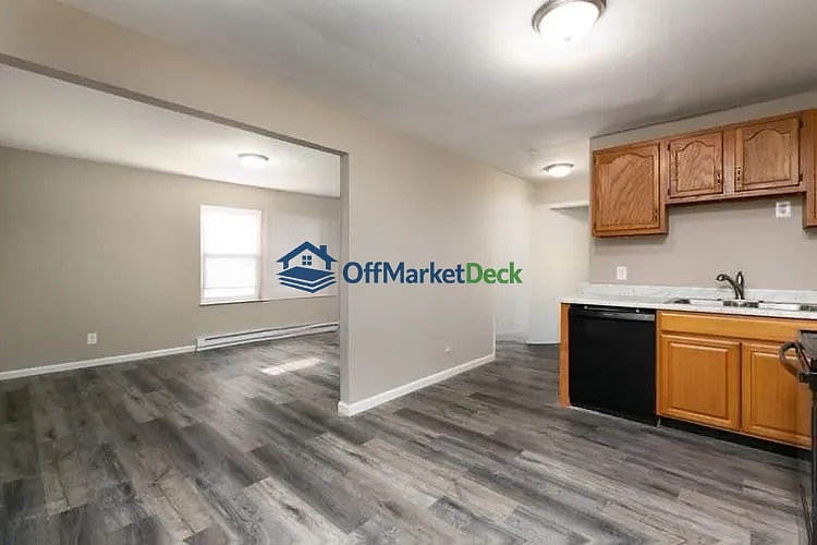 Off-market house in Troy, Missouri — 2 beds, 1 bath, $1,150,000 - Blurred background Image