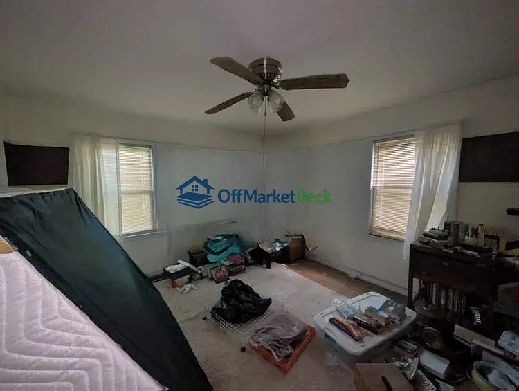 Off-market house in Grandview, Missouri — 3 beds, 2 baths, $199,000 — photo 5 of 8