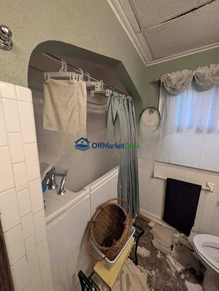 Off-market house in Grandview, Missouri — 3 beds, 2 baths, $199,000 — photo 8 of 8