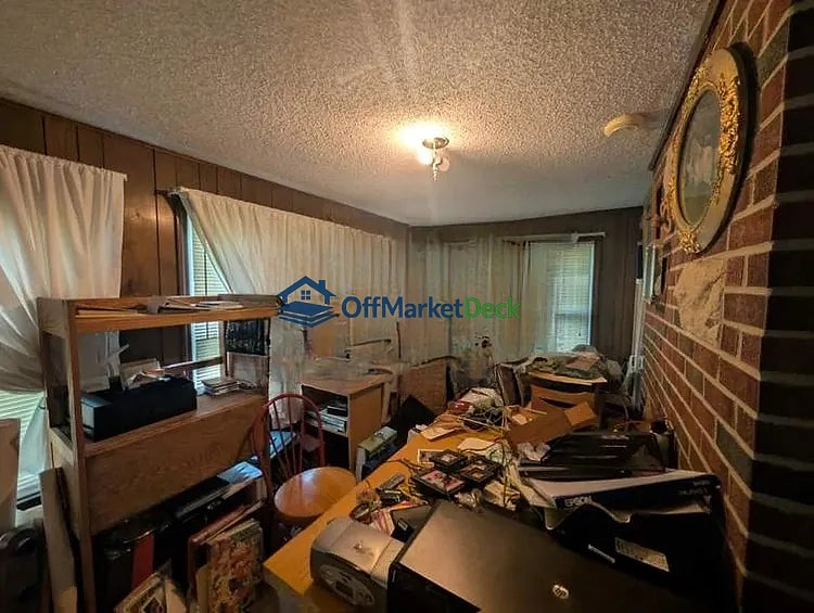 Off-market house in Grandview, Missouri — 3 beds, 2 baths, $199,000 — photo 4 of 8