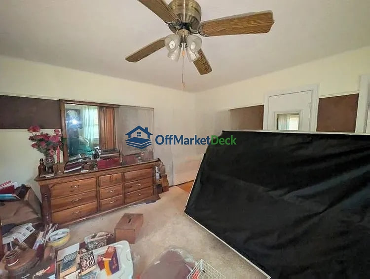Off-market house in Grandview, Missouri — 3 beds, 2 baths, $199,000 — photo 6 of 8