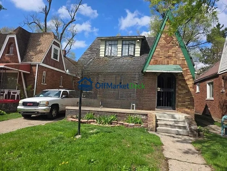 Off-market house in Detroit, Michigan — 4 beds, 1 bath, $49,000 - Blurred background Image