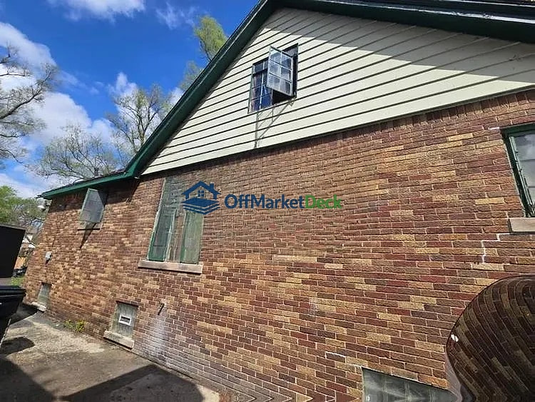 Off-market house in Detroit, Michigan — 4 beds, 1 bath, $49,000 — photo 8 of 8