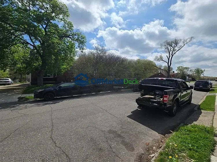 Off-market house in Detroit, Michigan — 4 beds, 1 bath, $49,000 — photo 4 of 8