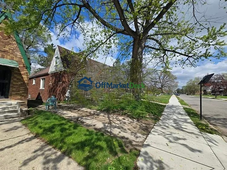 Off-market house in Detroit, Michigan — 4 beds, 1 bath, $49,000 — photo 2 of 8