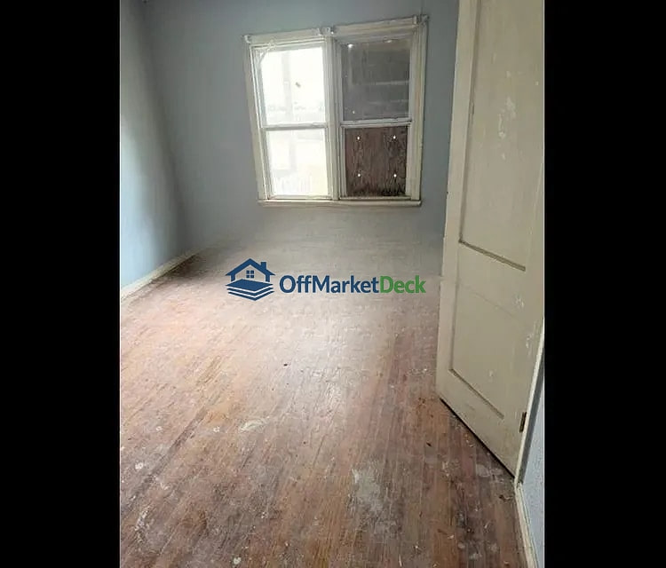Off-market house in Lawton, Oklahoma — 3 beds, 1 bath, $59,000 - Blurred background Image