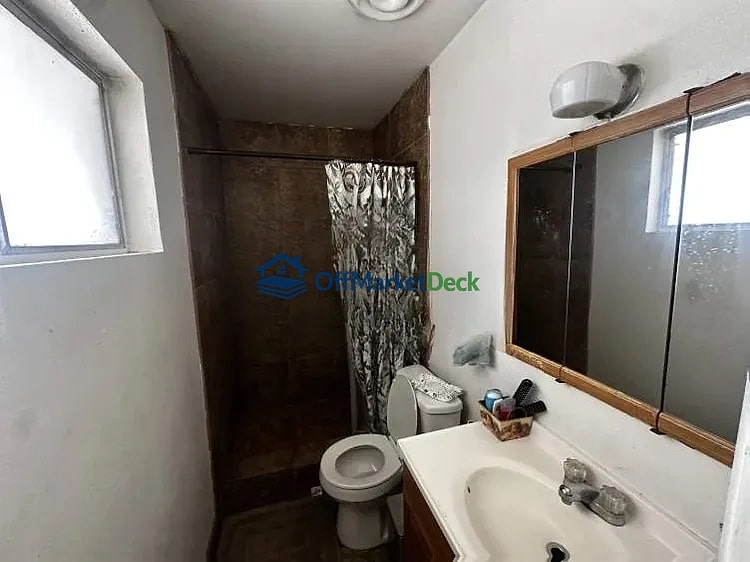 Off-market house in Phoenix, Arizona — 3 beds, 2 baths, $255,000 — photo 3 of 8