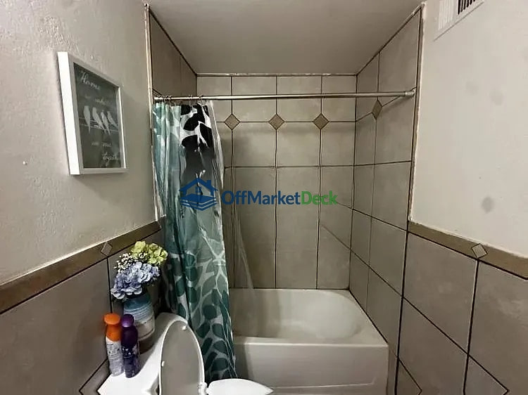 Off-market house in Phoenix, Arizona — 3 beds, 2 baths, $255,000 — photo 4 of 8