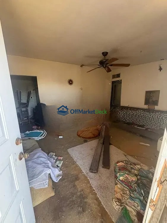 Off-market house in Phoenix, Arizona — 3 beds, 1 bath, $180,000 — photo 4 of 8