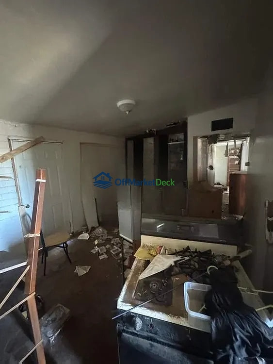 Off-market house in Phoenix, Arizona — 3 beds, 1 bath, $180,000 — photo 6 of 8