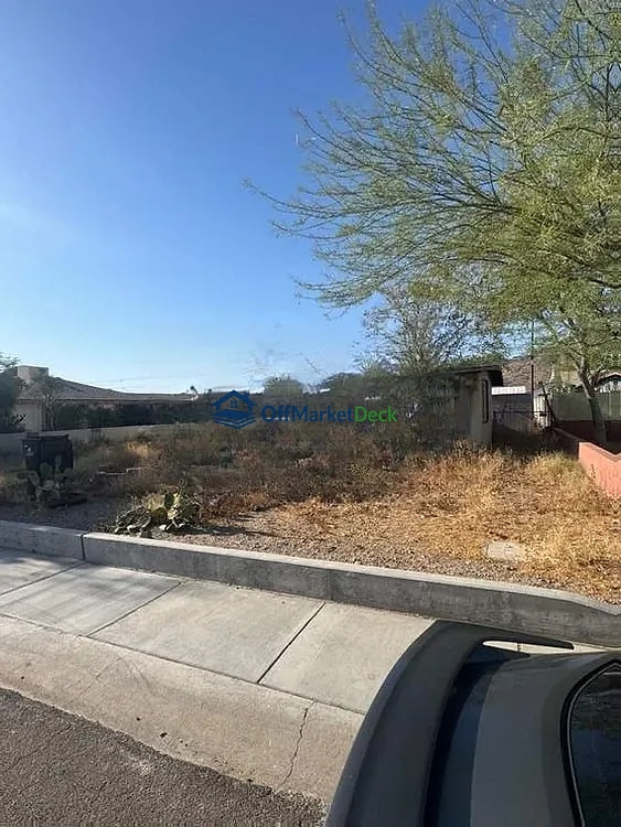 Off-market house in Phoenix, Arizona — 3 beds, 1 bath, $180,000 — photo 3 of 8